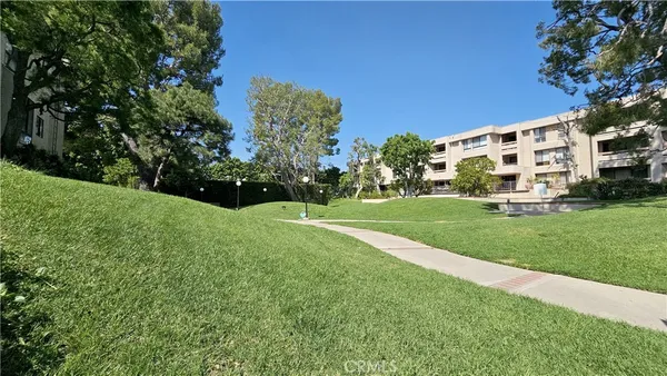 $4,295 | 15215 West Magnolia Boulevard, Sherman Oaks, CA 91403