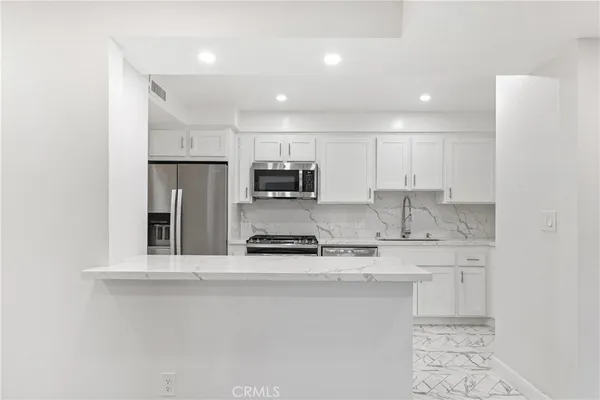 $4,295 | 15215 West Magnolia Boulevard, Sherman Oaks, CA 91403