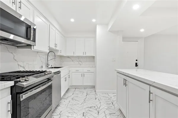 $4,295 | 15215 West Magnolia Boulevard, Sherman Oaks, CA 91403