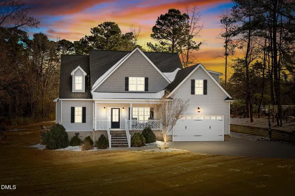 a view of a house with backyard and garden