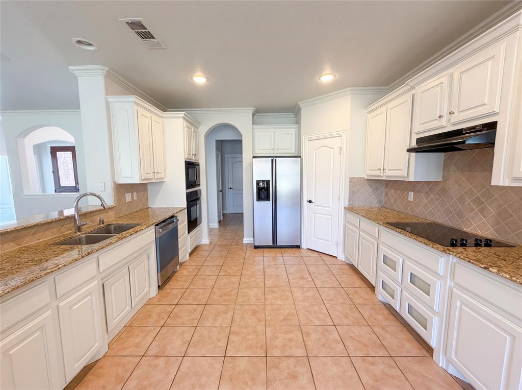 210 Billo Court Weatherford, TX 76087 - Photo 2 of 18