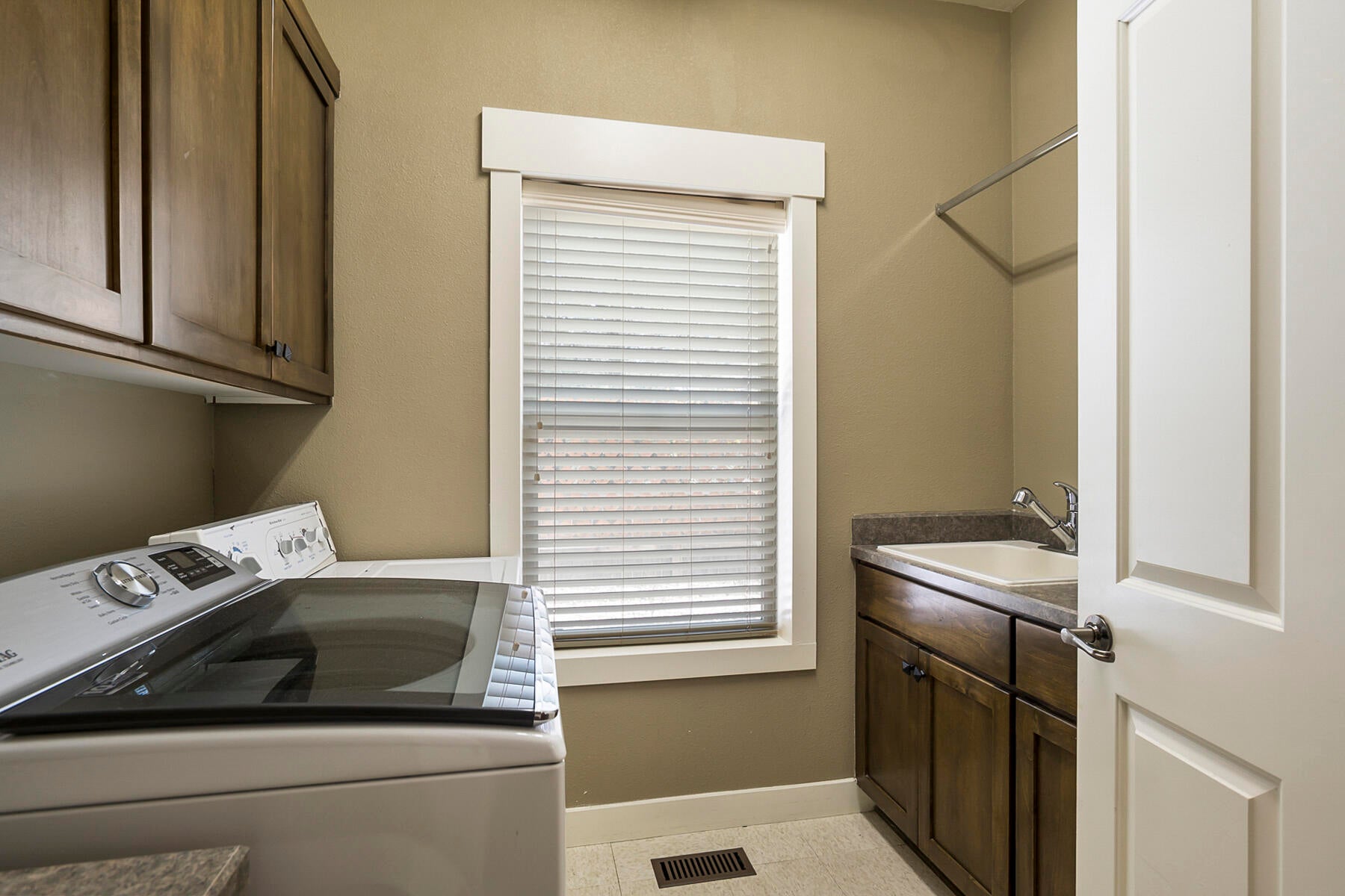 61462 Linton Loop Bend, OR 97702 - Photo 16 of 36 laundry