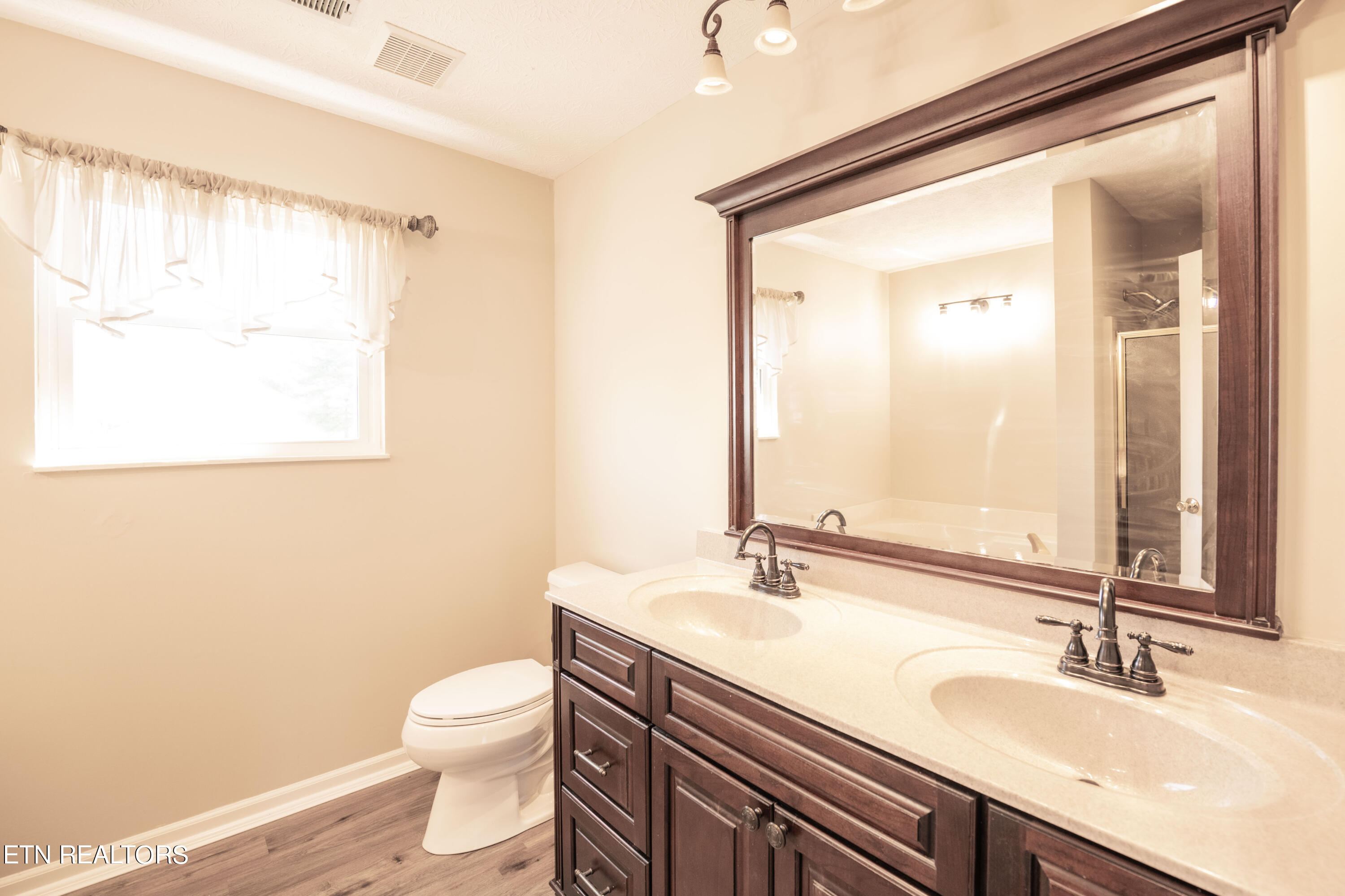 220 Long Bow Road Knoxville, TN 37934 - Photo 23 of 43 23_master bath