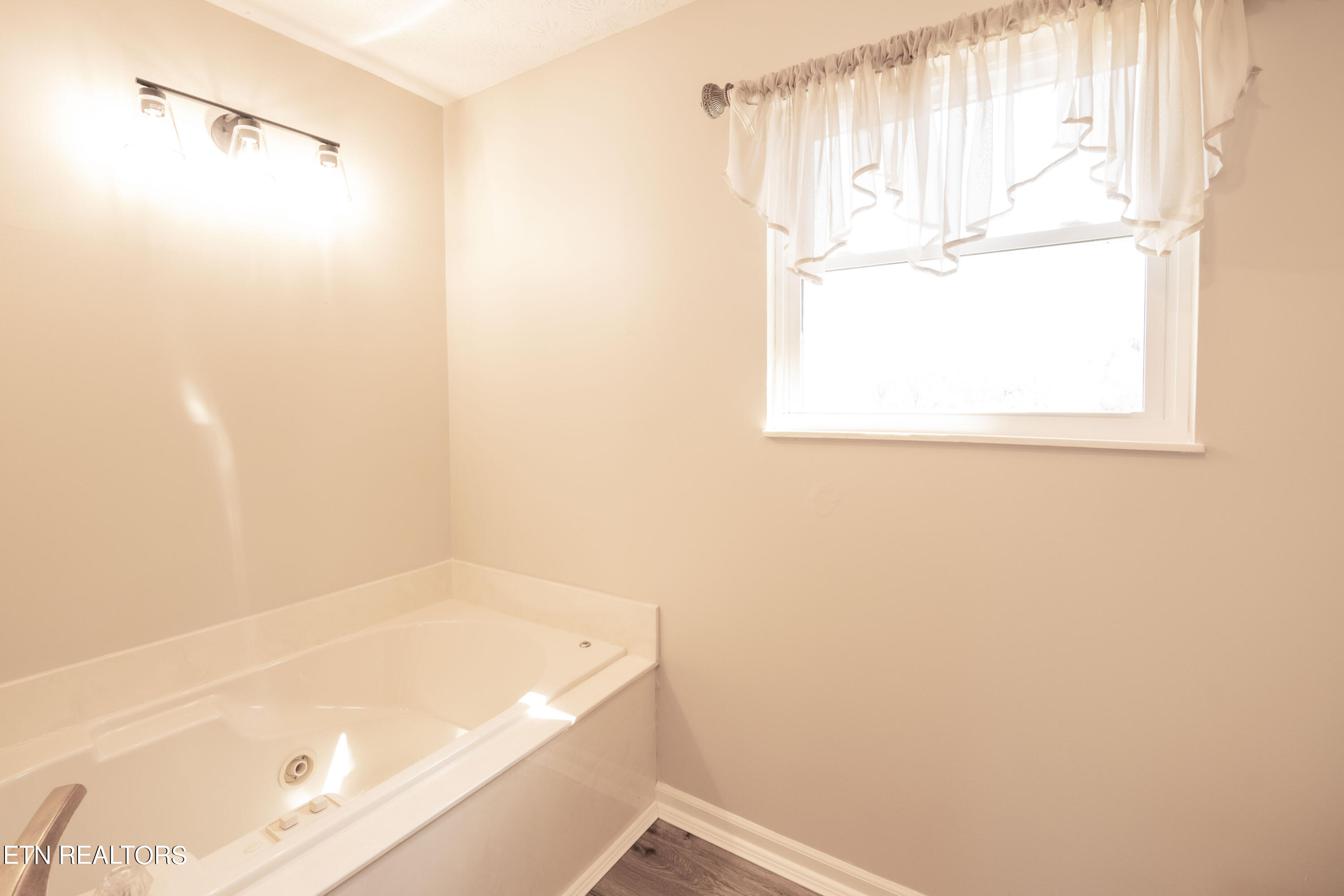 220 Long Bow Road Knoxville, TN 37934 - Photo 24 of 43 24_masterbath
