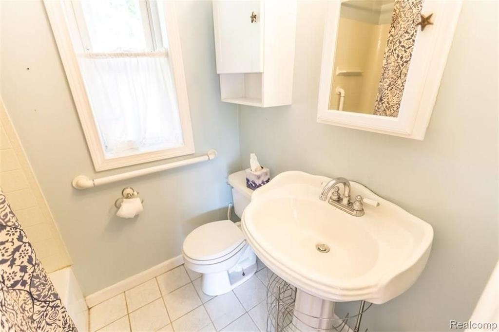 21820 Gill Road Farmington Hills, MI 48335 - Photo 10 of 36
