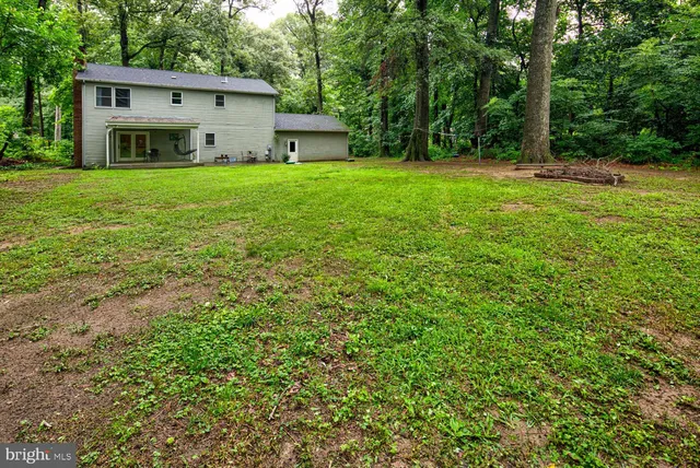 a view of a house with backyard and garden