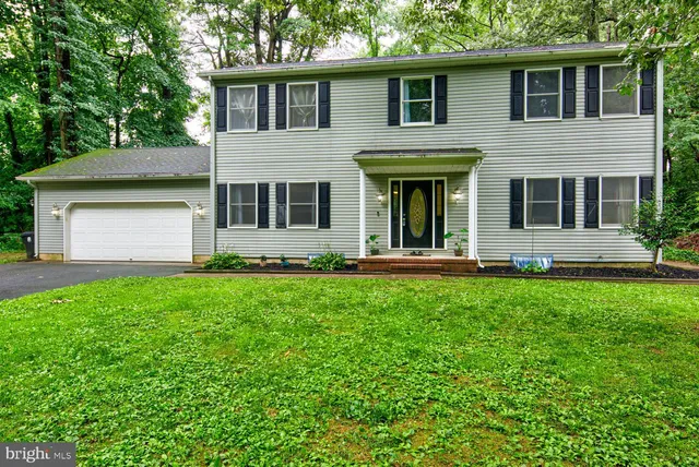 a view of a house with backyard and garden