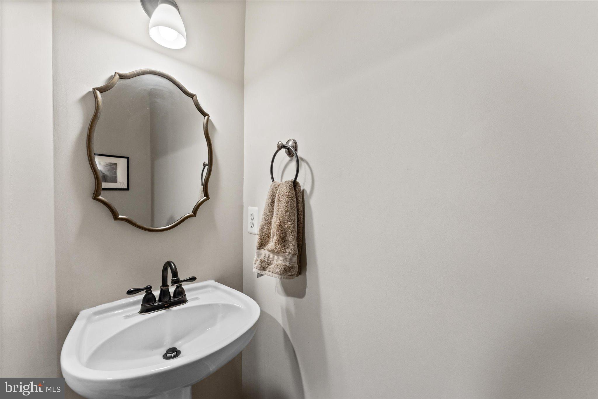 163 Shirley Square Southeast Leesburg, VA 20175 - Photo 4 of 45 a bathroom with a sink and mirror