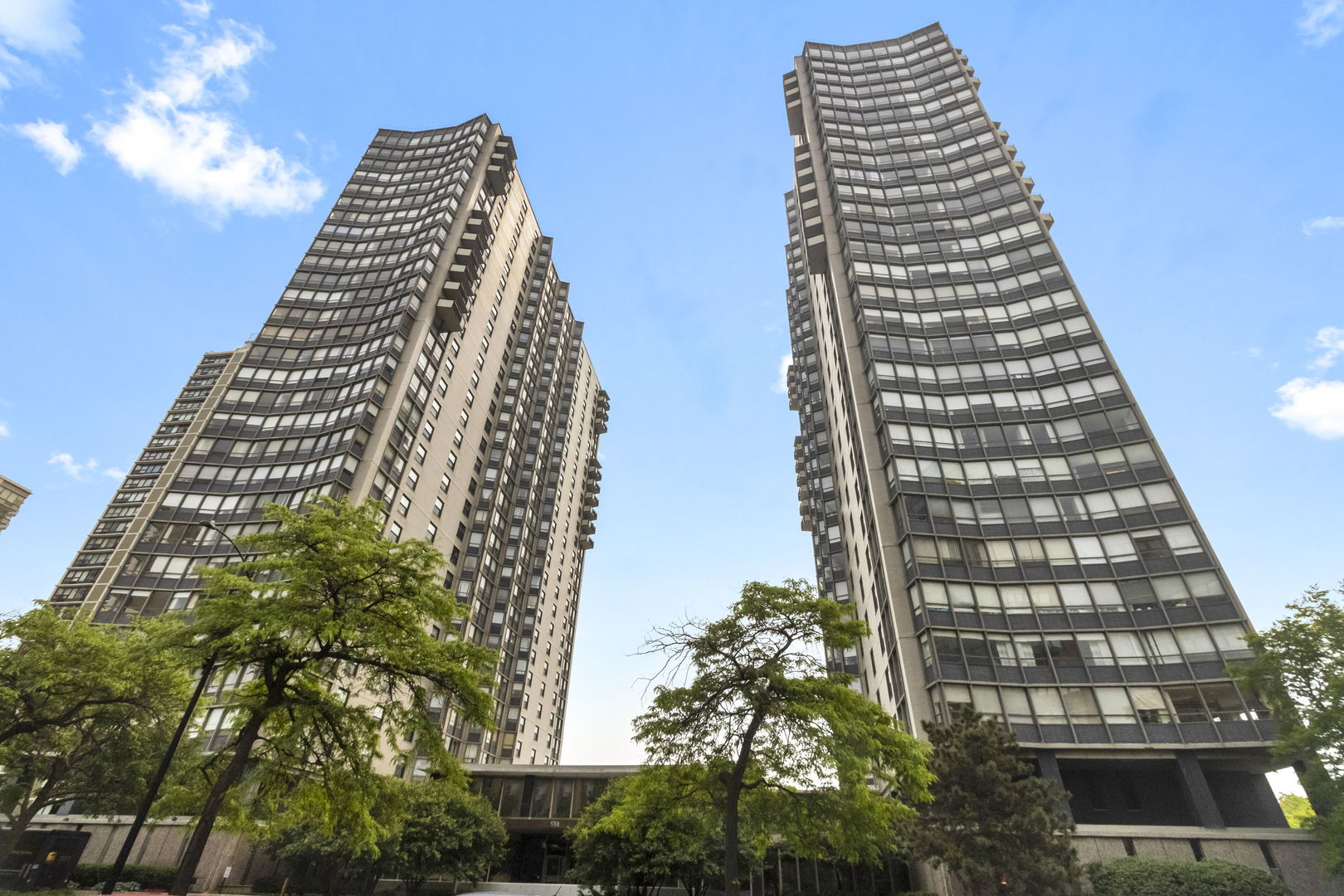 5701 North Sheridan Road, Unit 3J Chicago, IL 60660 - Photo 1 of 19