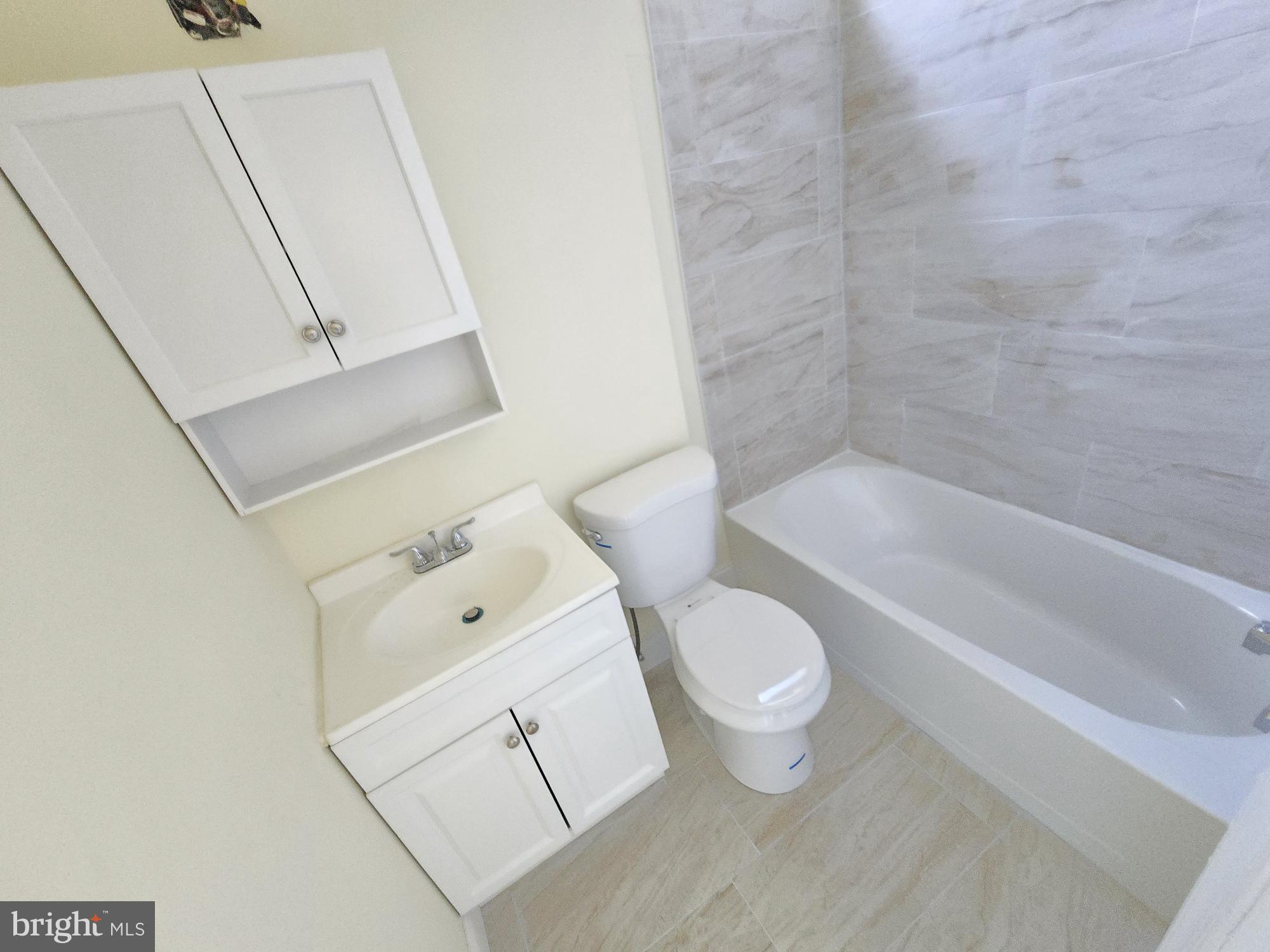 321 South Mount Street Baltimore, MD 21223 - Photo 19 of 20 a bathroom with a toilet and a bathtub