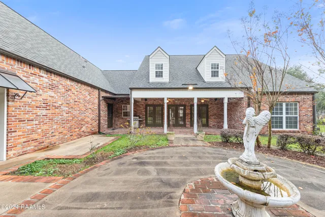 $575,000 | 1013 Bayou Bend Circle, Breaux Bridge, LA 70517