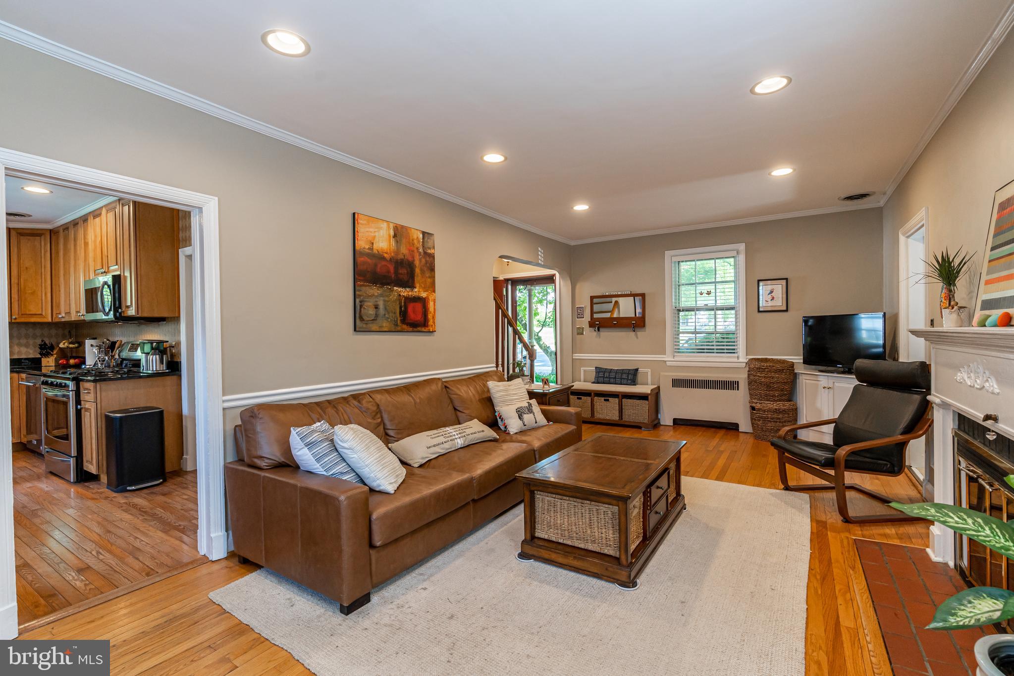 504 Hatherleigh Road Baltimore, MD 21212 - Photo 3 of 42 Living room off kitchen