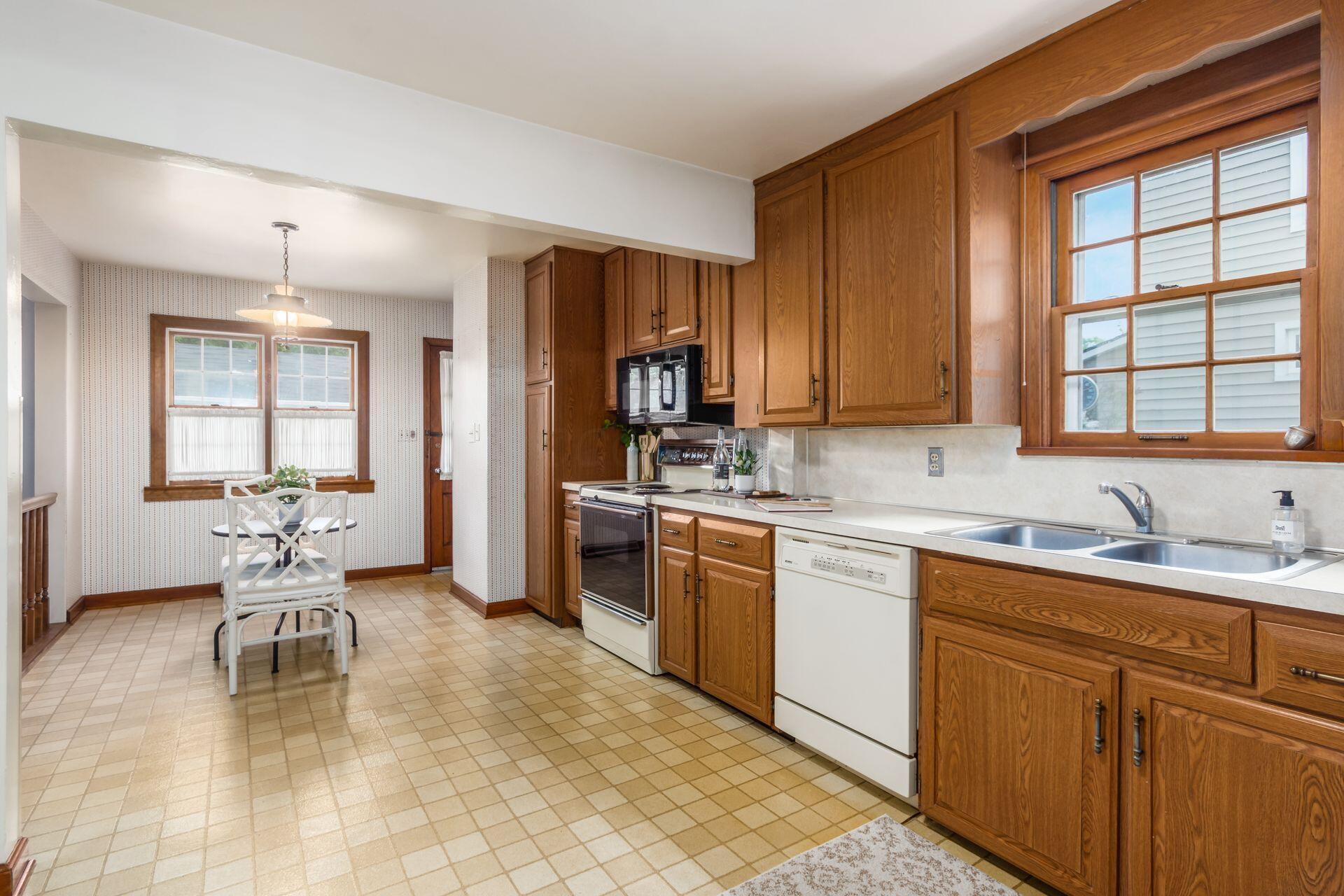 282 Garden Road Columbus, OH 43214 - Photo 15 of 38 Kitchen and Eating Area