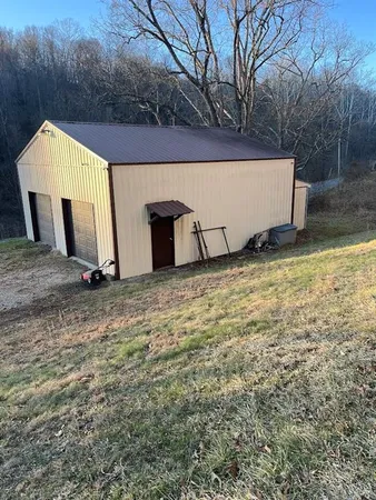 a view of a backyard