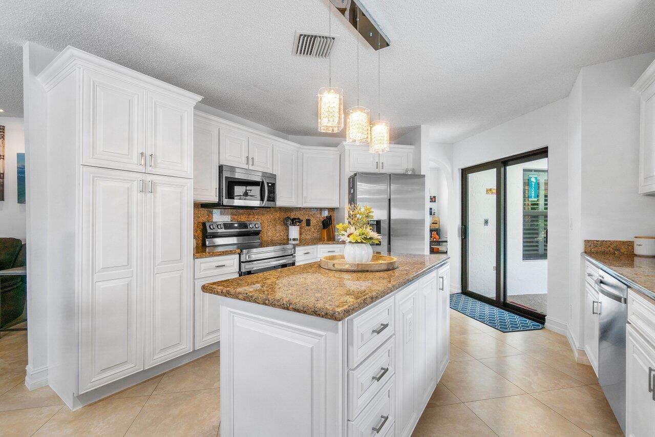22491 Ensenada Way Boca Raton, FL 33433 - Photo 13 of 40 013-22491EnsenadaWay-BocaRaton-FL-33433-