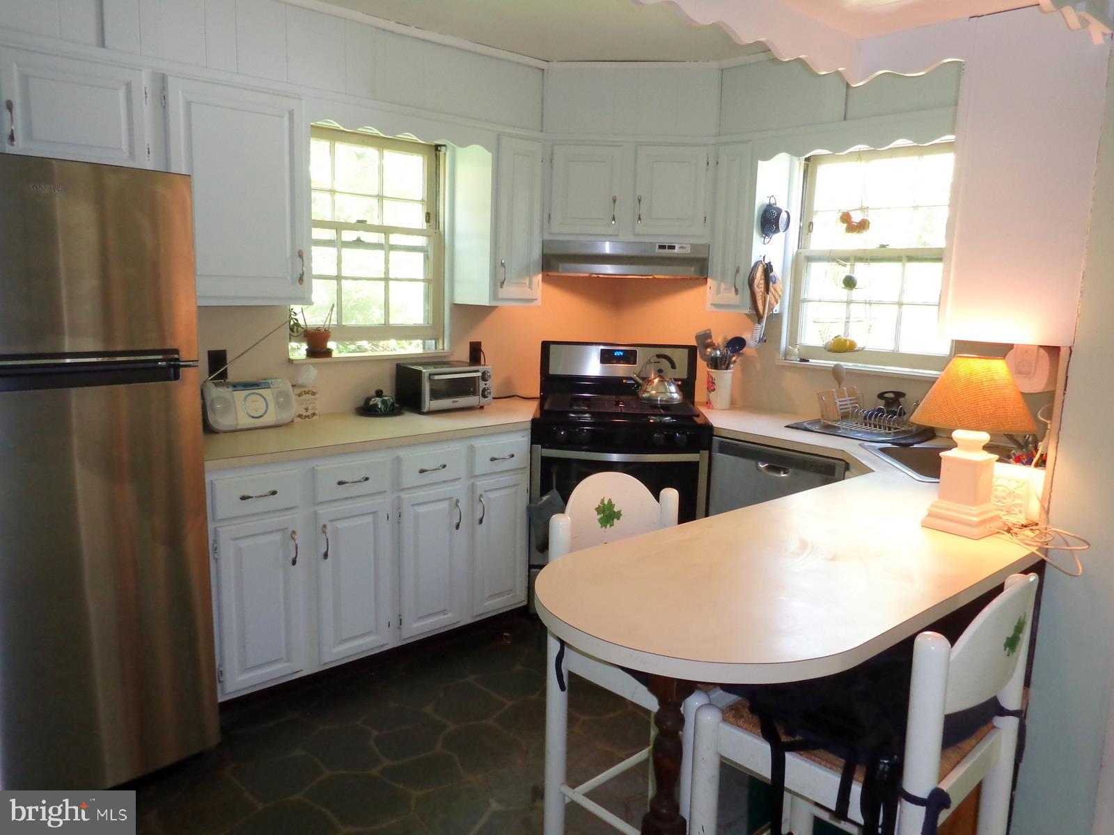 518 Holden Road Baltimore, MD 21286 - Photo 6 of 17 Kitchen with breakfast bar
