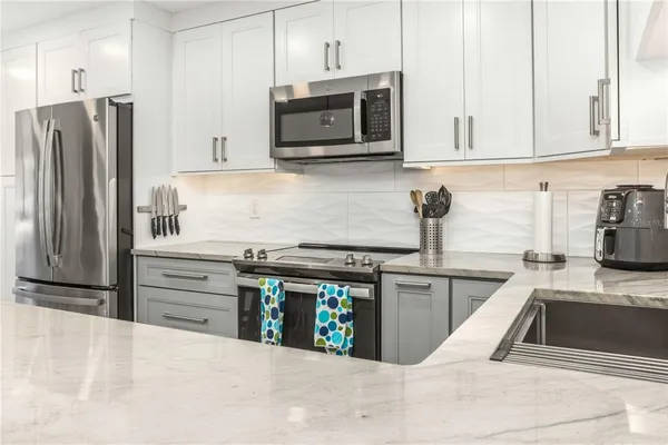 $3,000 | 105 Island Way, Unit 142, Clearwater Beach, FL 33767