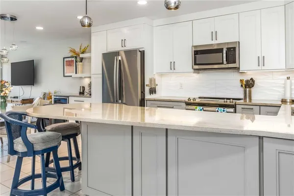 $3,000 | 105 Island Way, Unit 142, Clearwater Beach, FL 33767