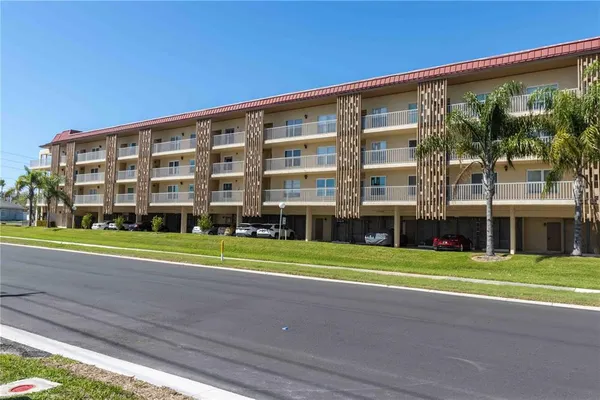 $3,000 | 105 Island Way, Unit 142, Clearwater Beach, FL 33767