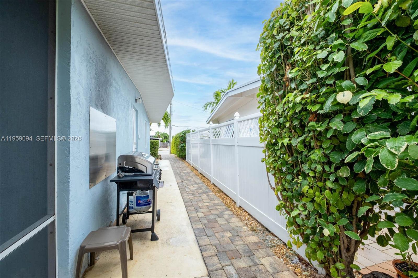 410 10th Street Key Colony Beach, FL 33051 - Photo 24 of 62 a balcony with chairs and a potted plant