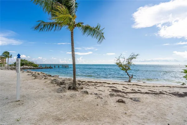 $950,000 | 410 10th Street, Key Colony Beach, FL 33051