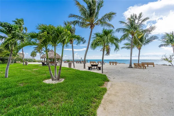 $950,000 | 410 10th Street, Key Colony Beach, FL 33051
