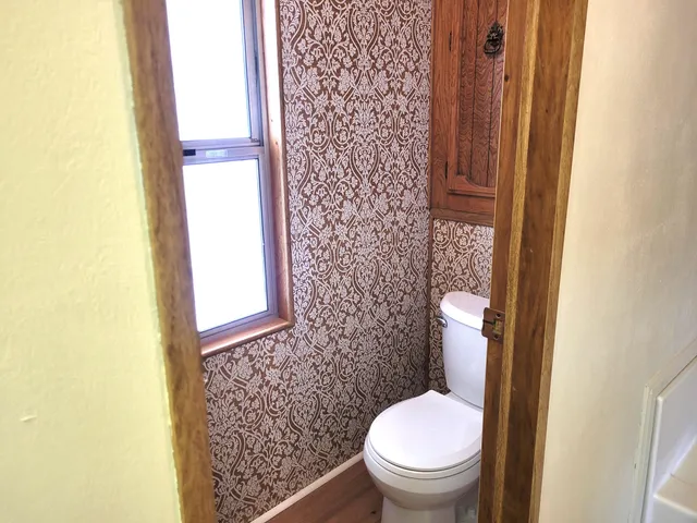 a view of entryway and front door