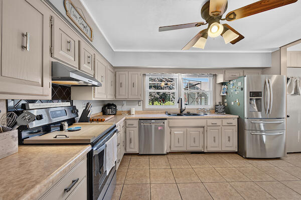 2542 Pinehurst Avenue Racine, WI 53403 - Photo 6 of 27 Beautiful kitchen