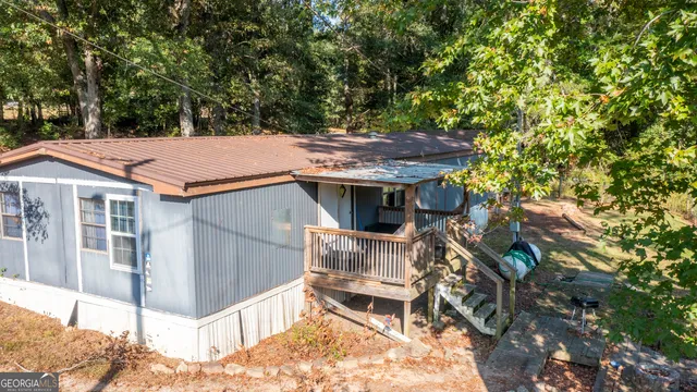 a view of a yard with an tree