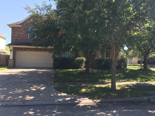 a view of a house with yard and tree s