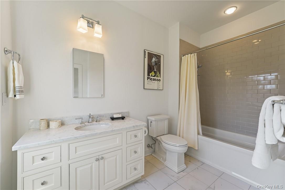 81 Spier Road Scarsdale, NY 10583 - Photo 19 of 32 En-Suite Bathroom