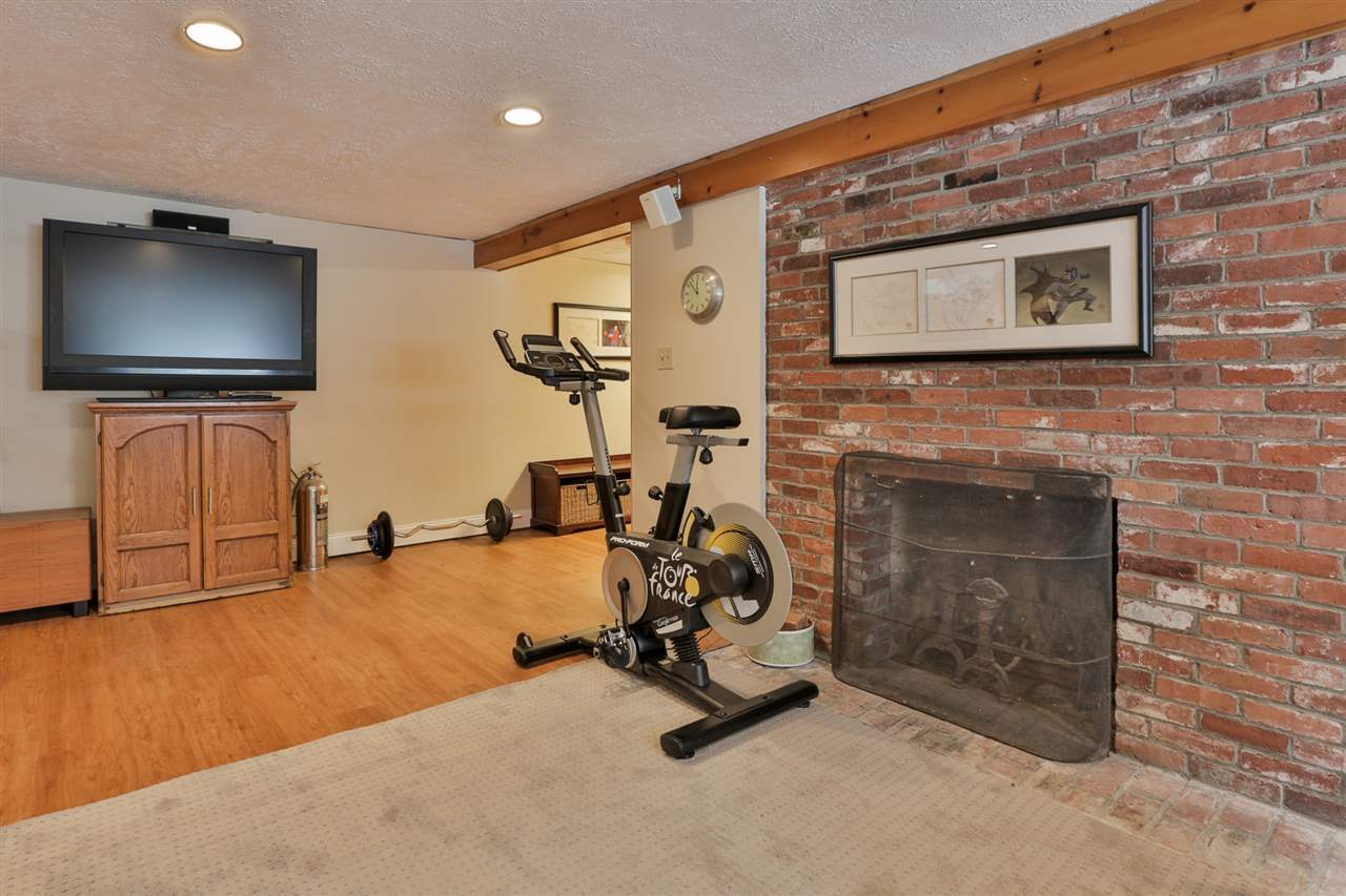1 Massasoit Road Nashua, NH 03063 - Photo 33 of 40