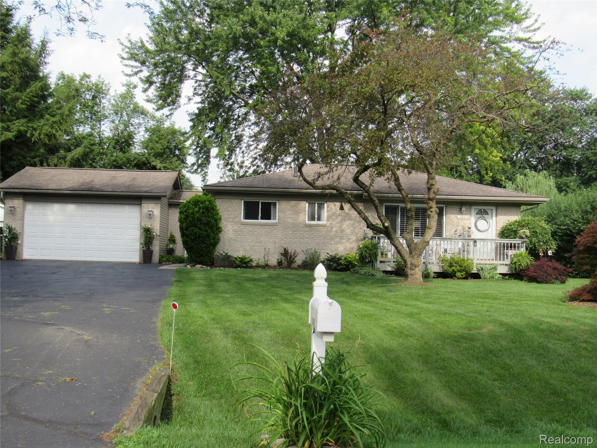 245 Texas Avenue Rochester, MI 48309 - Photo 2 of 21 IMG_1728.JPG
