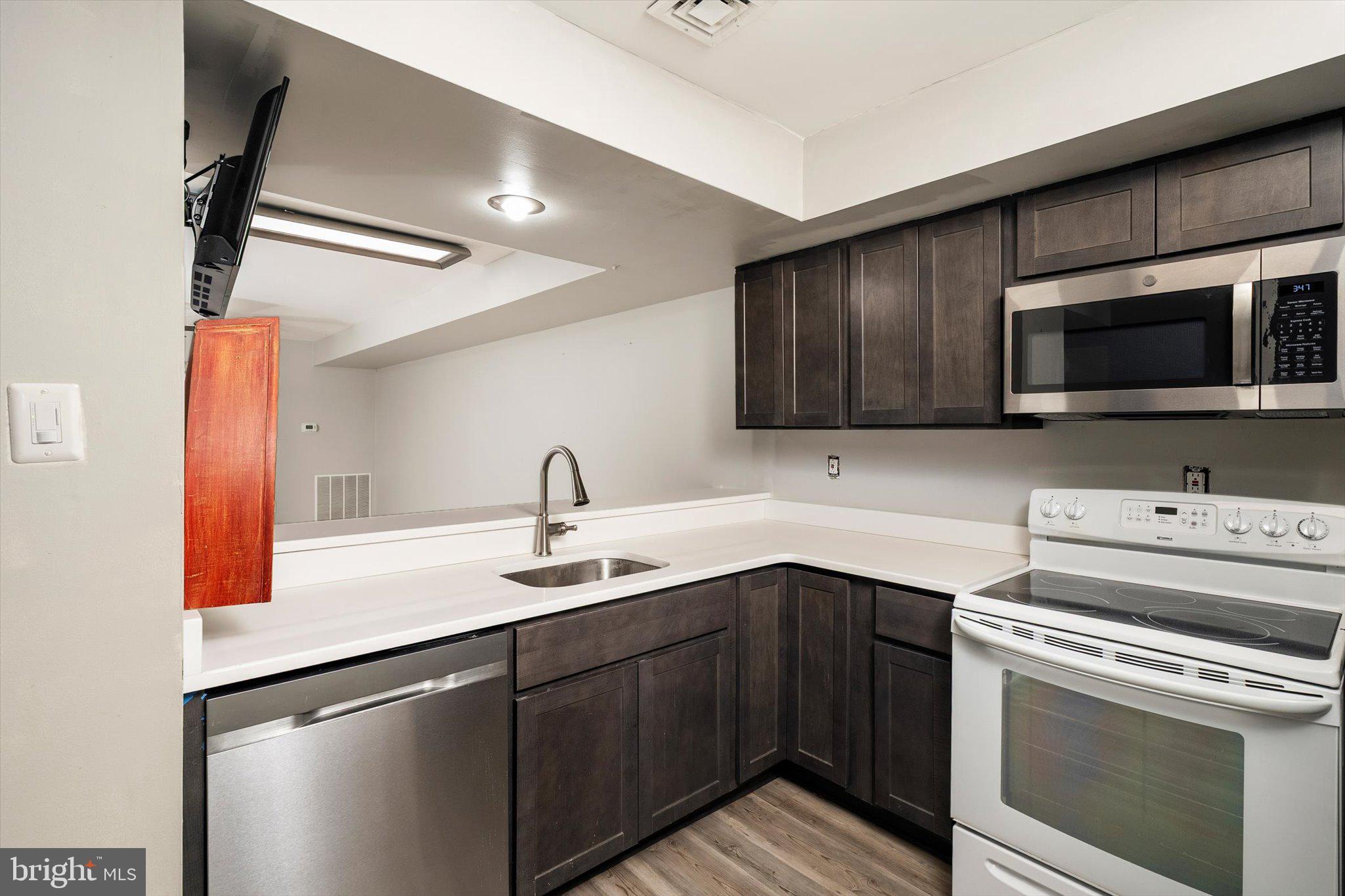 76 Pinewood Drive Hamilton, NJ 08690 - Photo 2 of 28 Updated Kitchen w Breakfast Bar