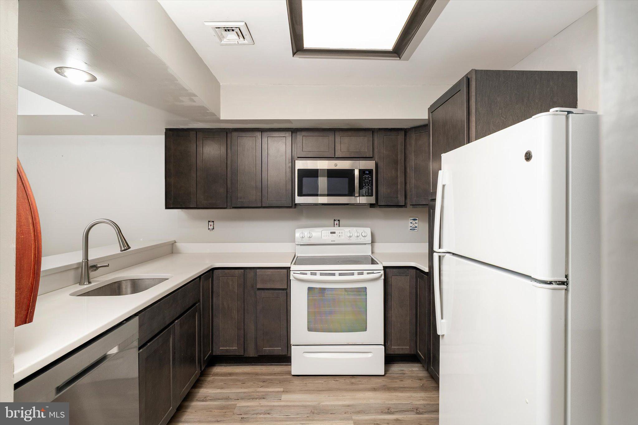 76 Pinewood Drive Hamilton, NJ 08690 - Photo 4 of 28 Updated Kitchen w Breakfast Bar
