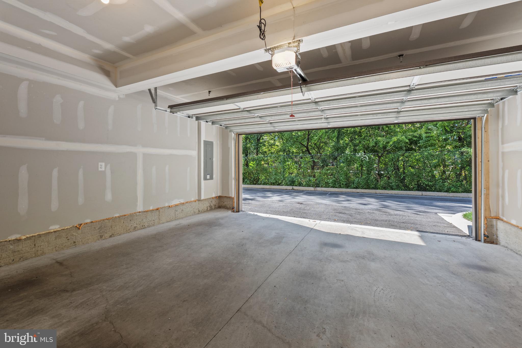 1526 Lowman Street Baltimore, MD 21230 - Photo 5 of 40 2-car garage