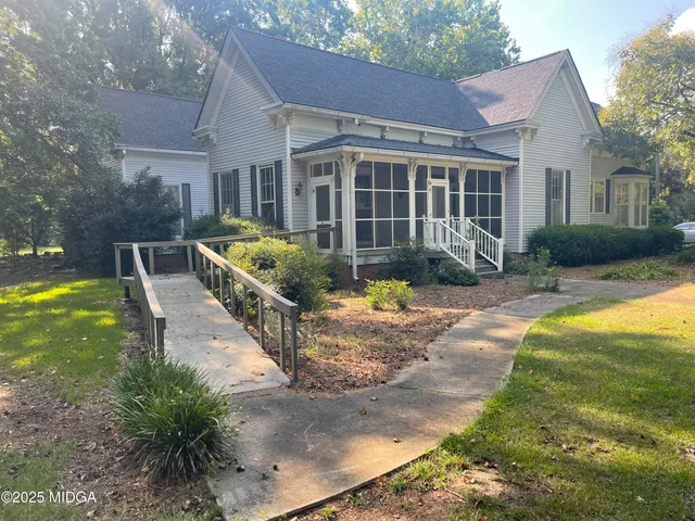 a view of a house with backyard and garden
