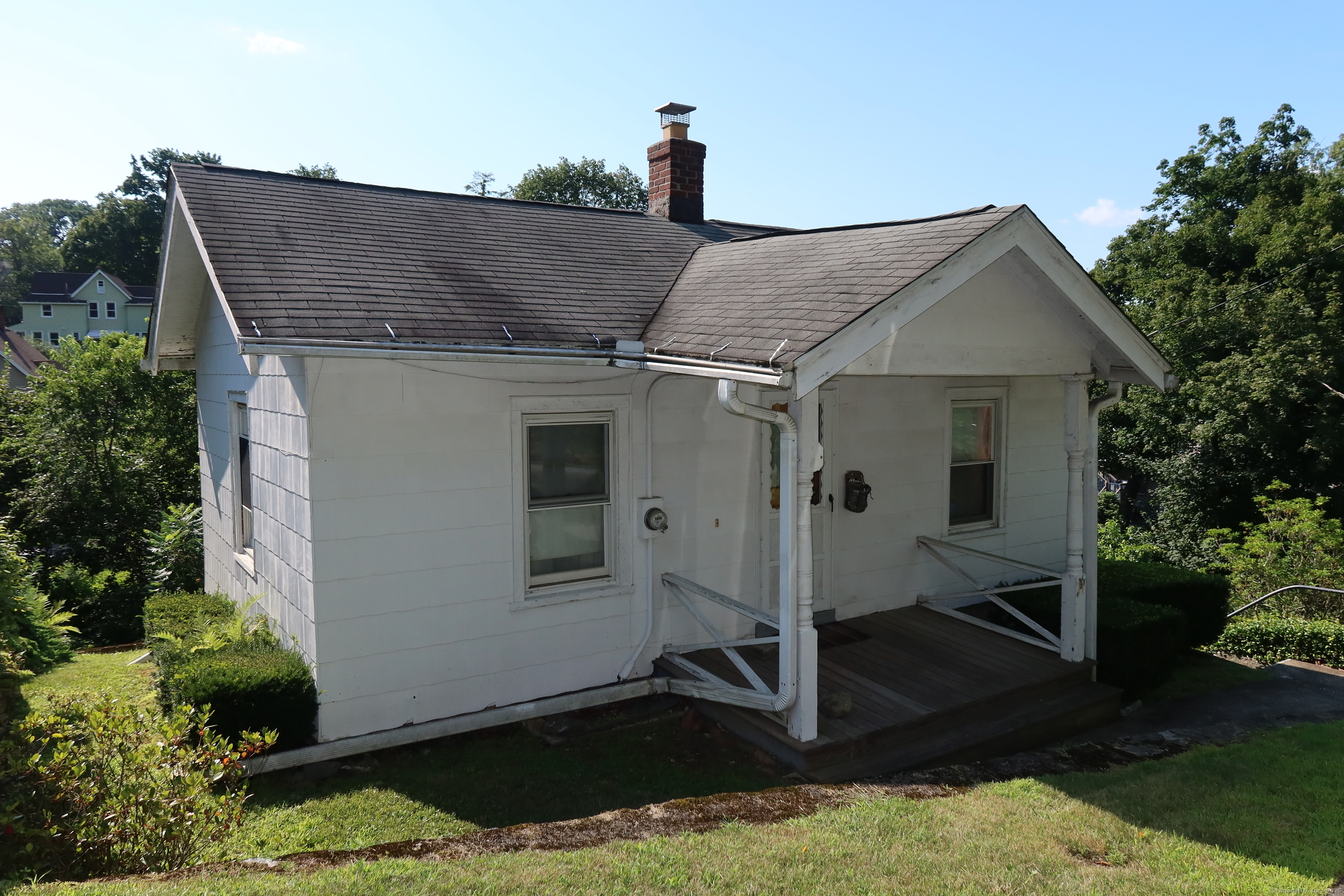 a view of a house with backyard