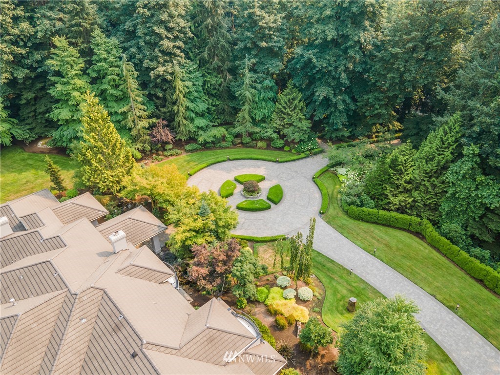 26630 Southeast Issaquah-Fall City Road Issaquah, WA 98029 - Photo 4 of 40 a view of a table and chairs in patio