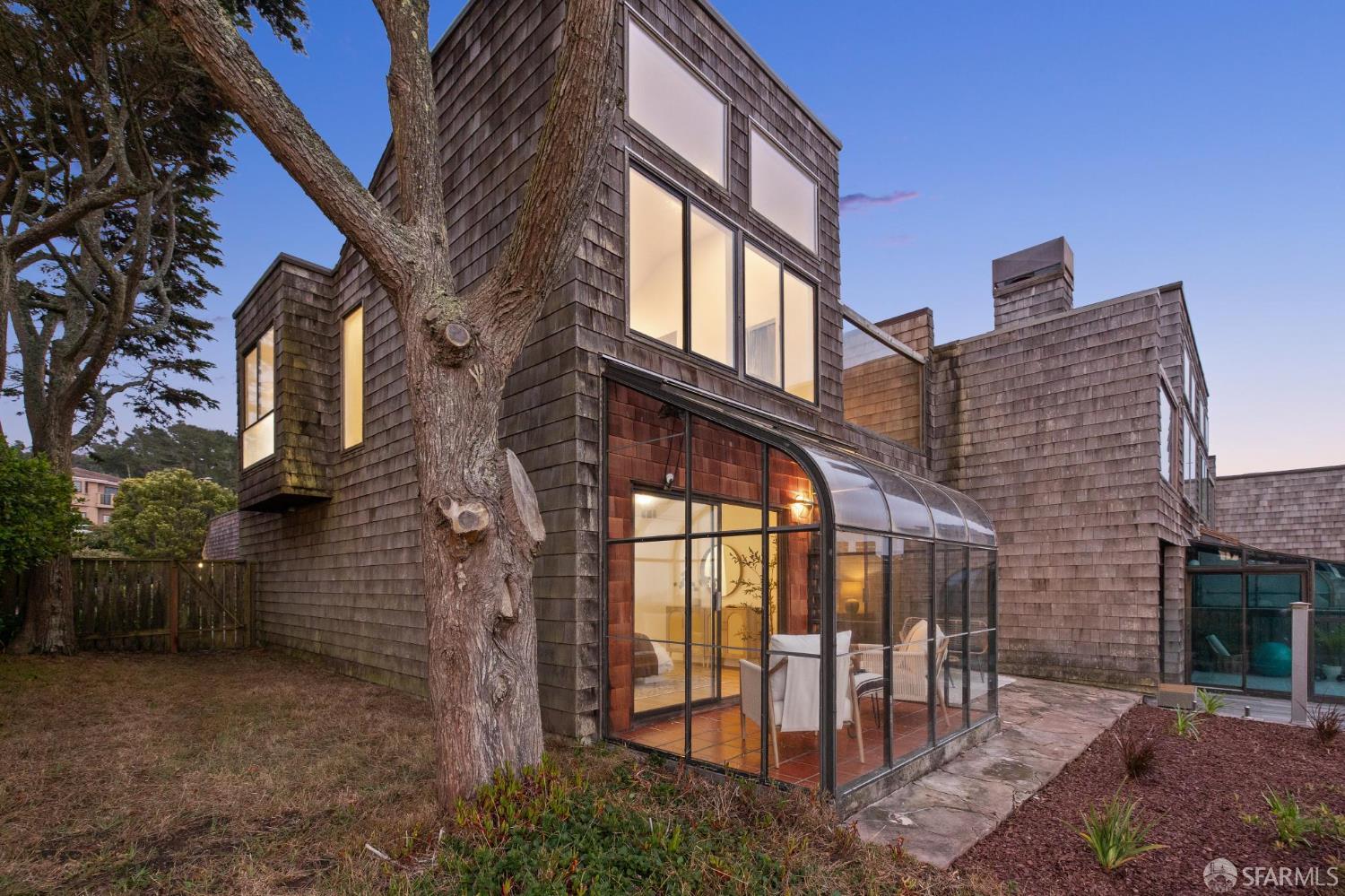 274 Beachview Avenue, Unit 16 Pacifica, CA 94044 - Photo 76 of 81 a brick building with a bench in front of it