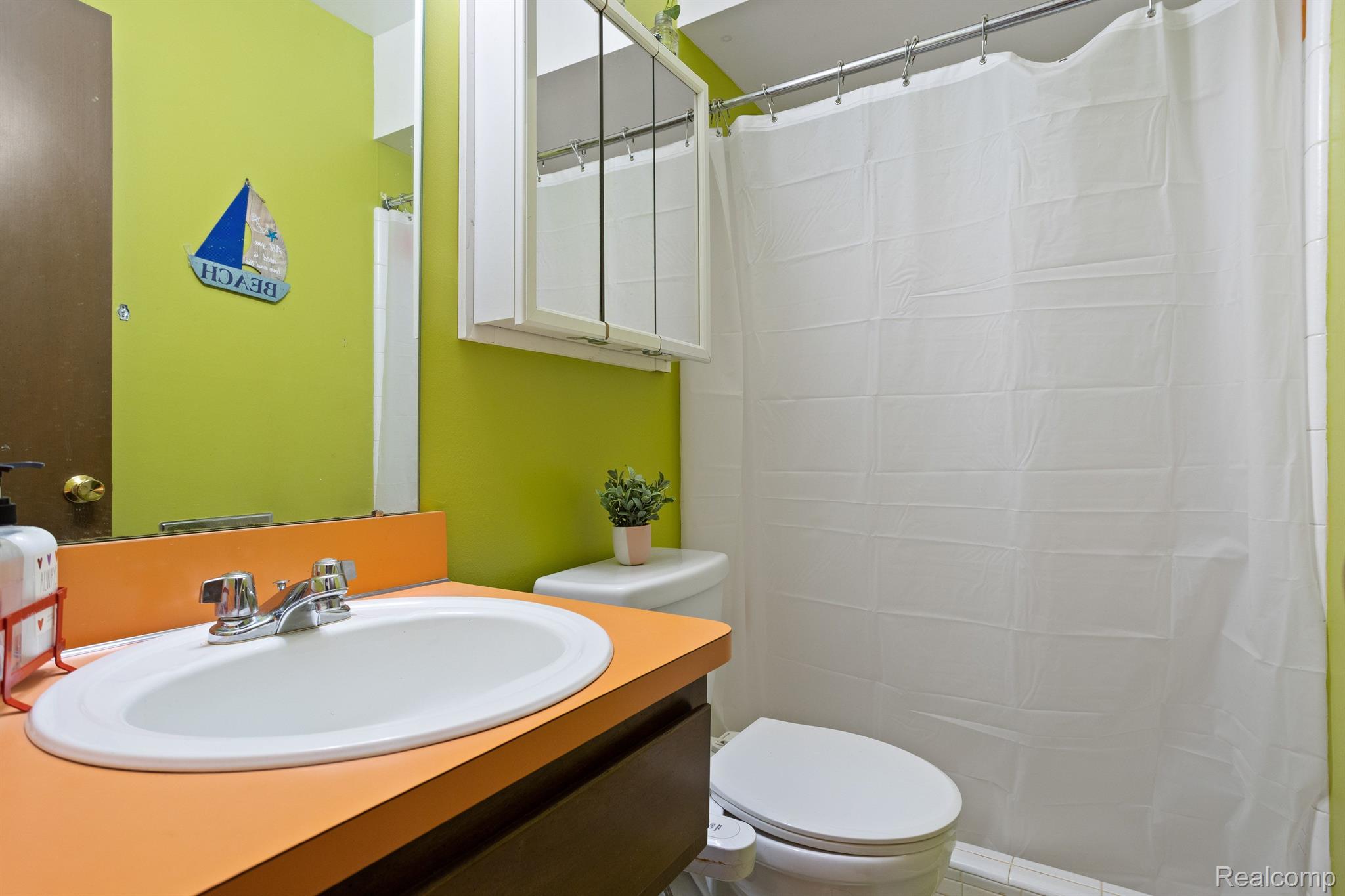 33702 James Farmington, MI 48336 - Photo 15 of 27 Gallery Image 15