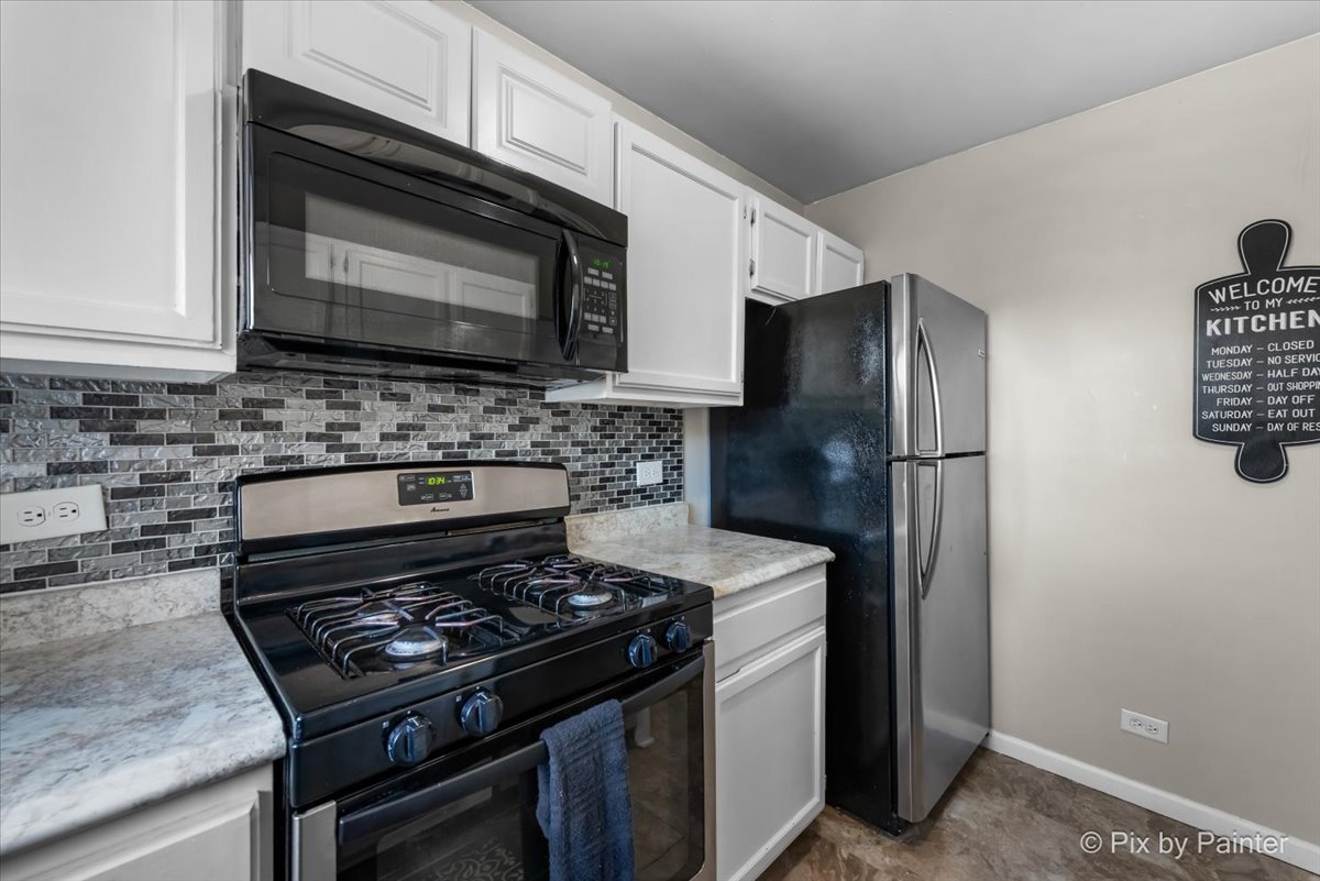 6207 Kit Carson Drive, Unit 6207 Hanover Park, IL 60133 - Photo 9 of 24 a kitchen with a stove microwave and refrigerator