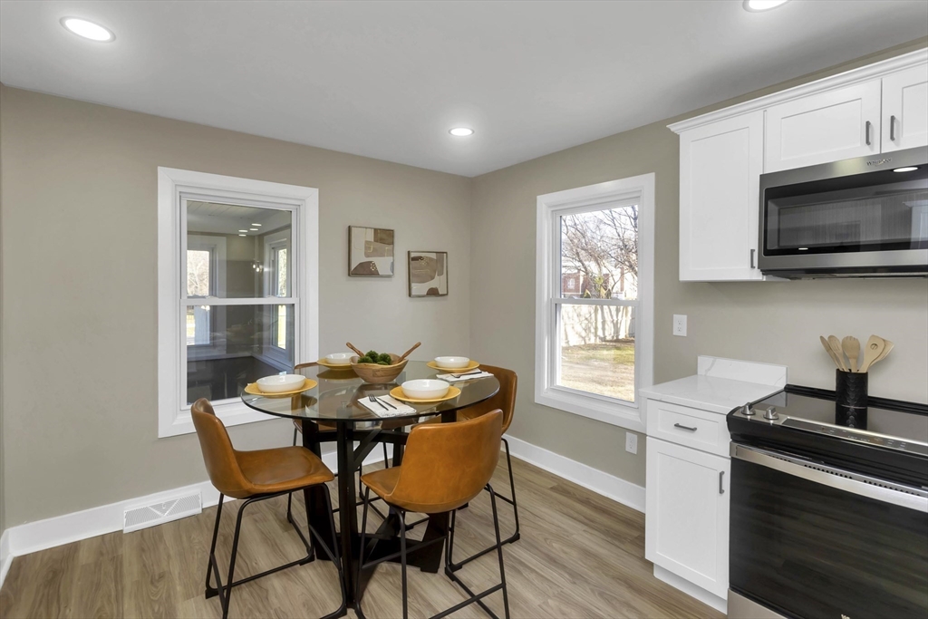 3 Norfolk Street Springfield, MA 01109 - Photo 25 of 42 a dining room with furniture and window