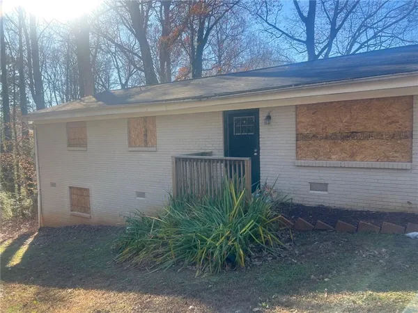 a view of a house with a yard