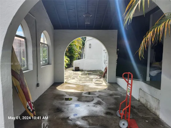 a view of livingroom with furniture