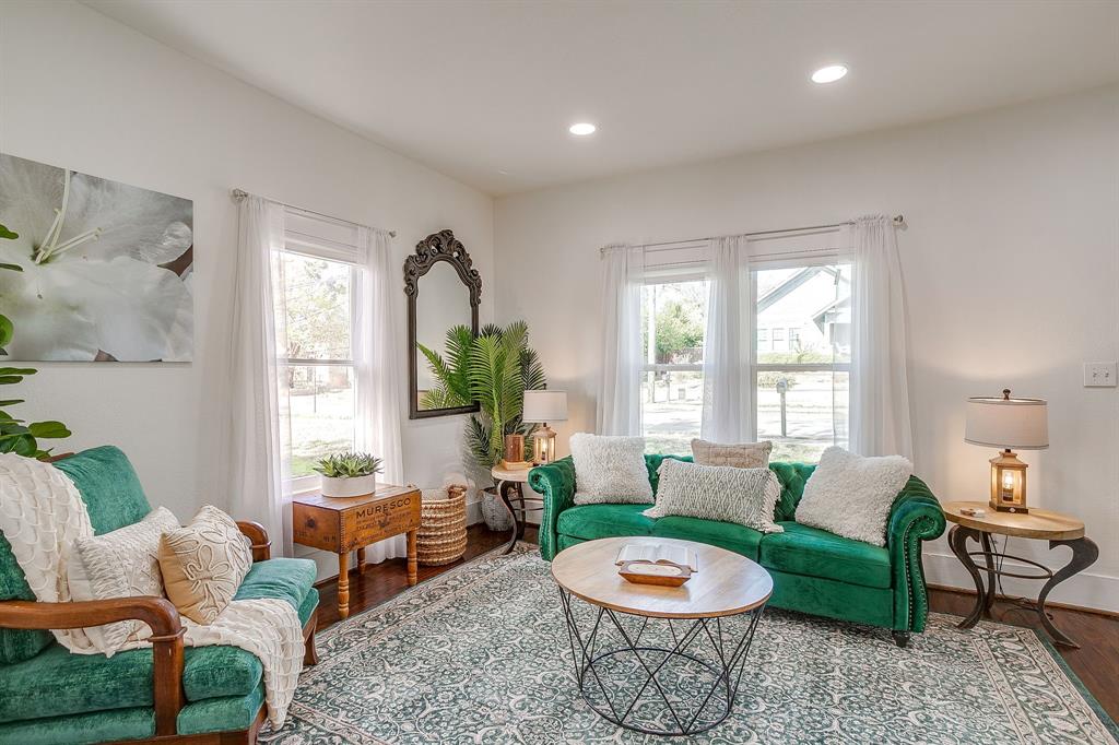116 East Akard Street Weatherford, TX 76086 - Photo 2 of 32 a living room with furniture and a wooden floor