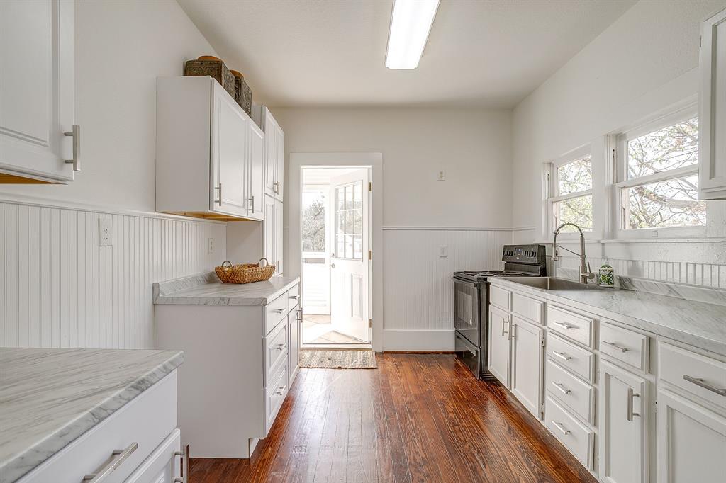 116 East Akard Street Weatherford, TX 76086 - Photo 25 of 32 a kitchen with granite countertop a sink stove and refrigerator
