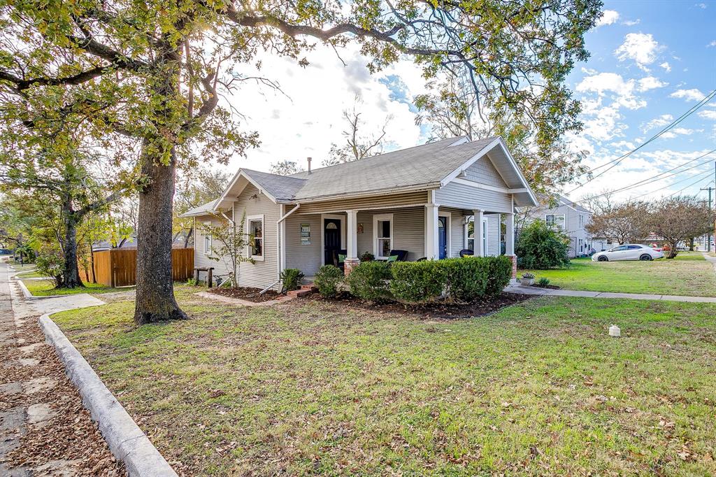 116 East Akard Street Weatherford, TX 76086 - Photo 28 of 32 a view of a yard in front of a house with plants and large tree