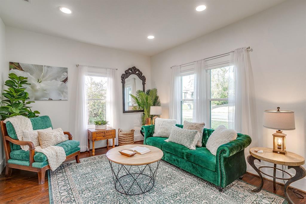 116 East Akard Street Weatherford, TX 76086 - Photo 3 of 32 a living room with furniture and a large window