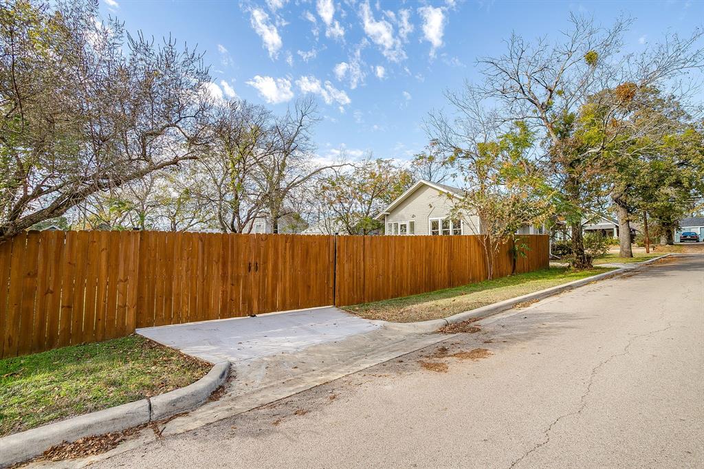 116 East Akard Street Weatherford, TX 76086 - Photo 32 of 32 a view of a backyard of the house